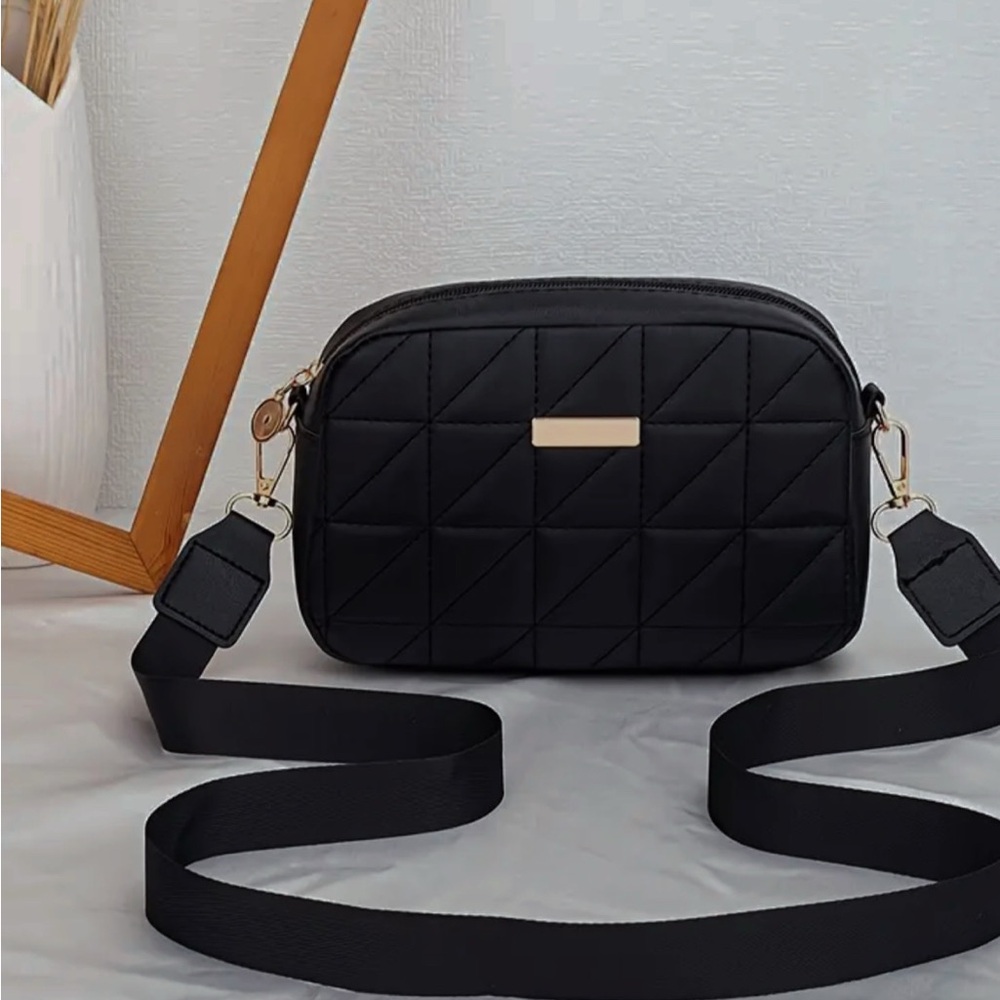 Sleek Black Quilted Crossbody Bag with Adjustable Strap